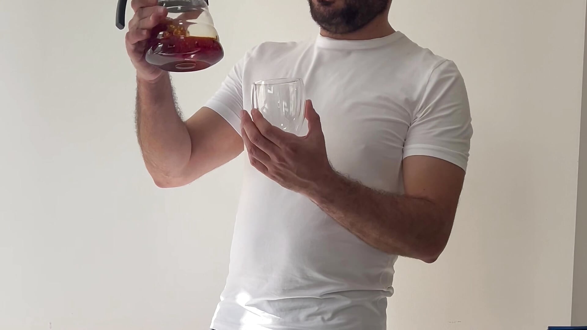 COFFEE - סרטון של JUANHONEY, דוגמן/ית מצלמה