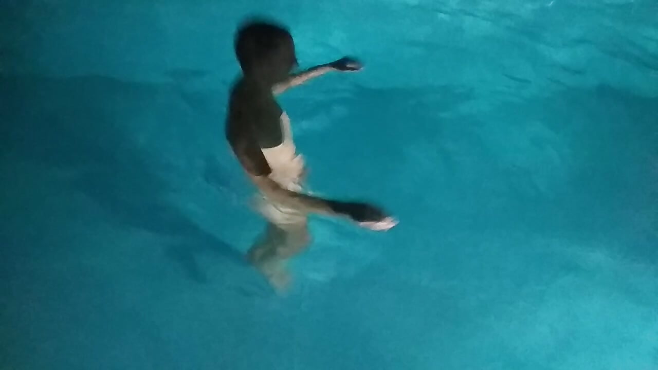 Salto in the Pool - vídeo de la modelo de cam DorianDomini