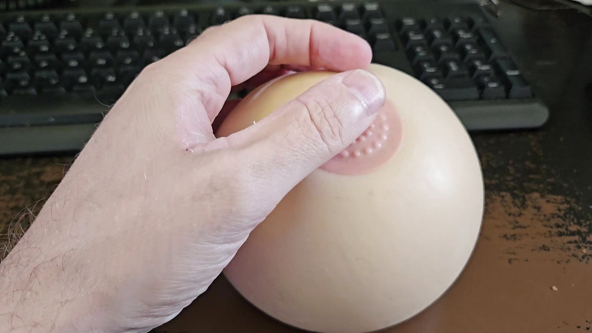 Caressing a big rubber boob - video scaredman78 kameramallilta