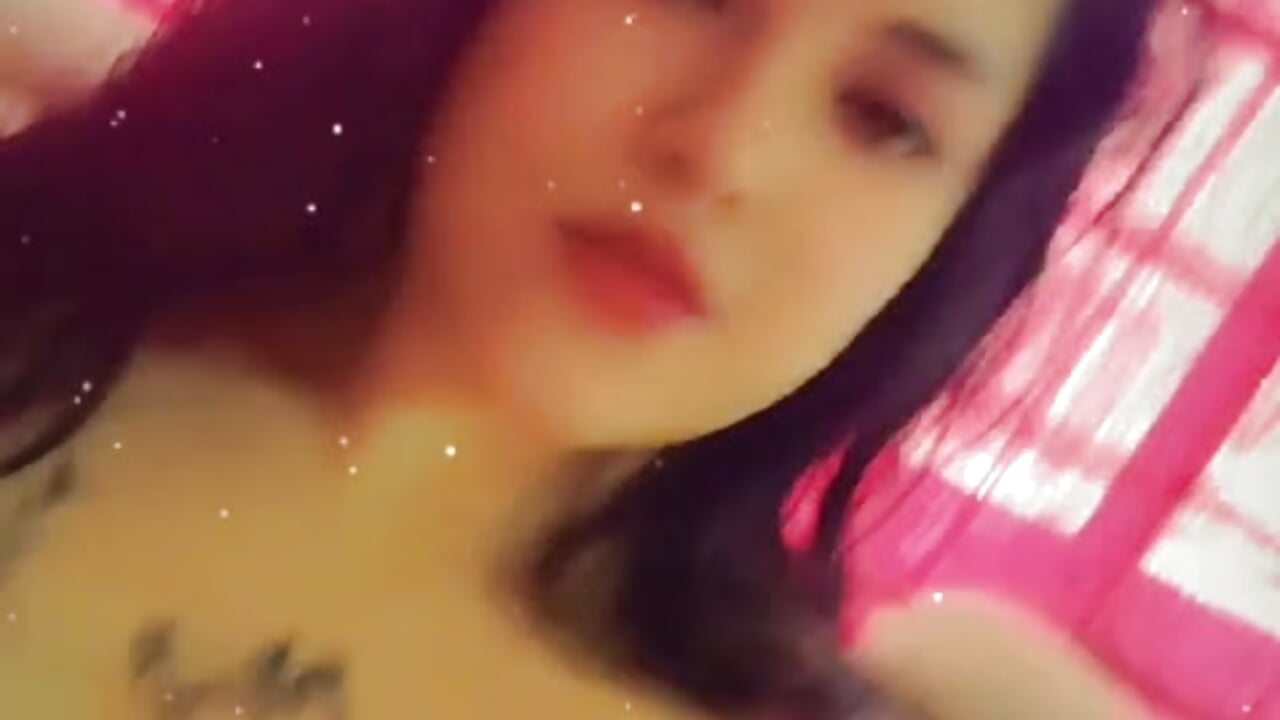 SENSUAL GLANCES – video od webkamerové modelky Scarlett-Evams