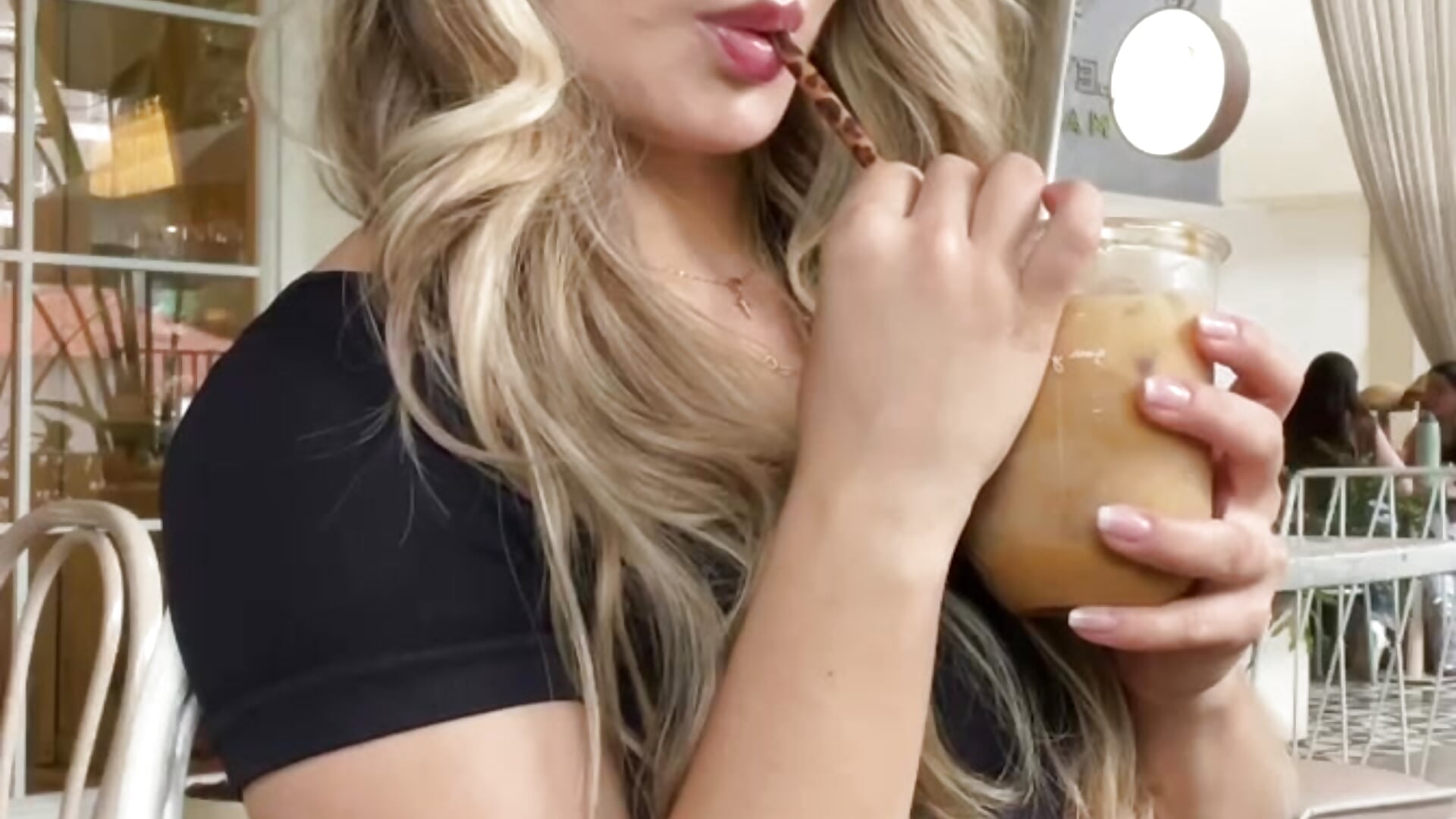 Do you want some coffee—iced or hot? - Vídeo de saritaturbai, modelo de vídeos