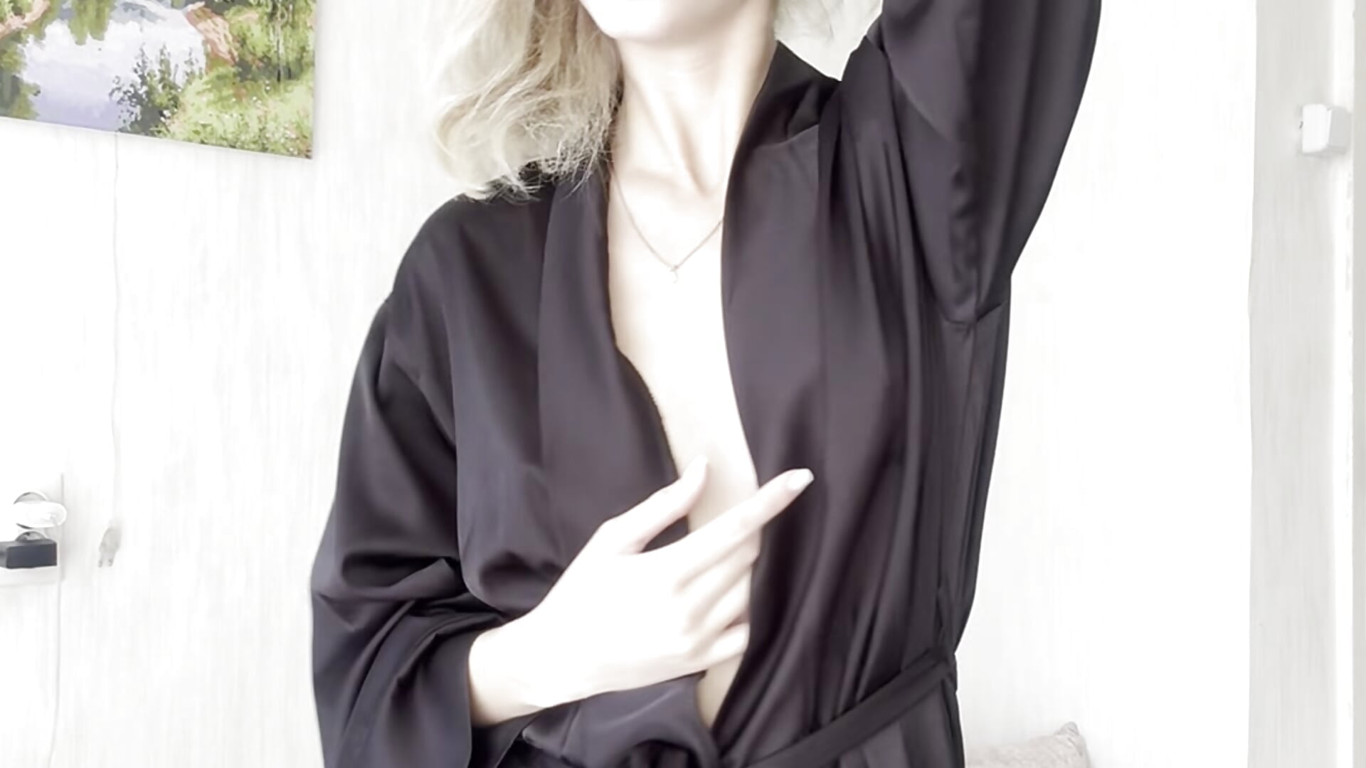 Morning dance in a robe 😊 - vidéo du modèle de showcams Sara_Bloservety