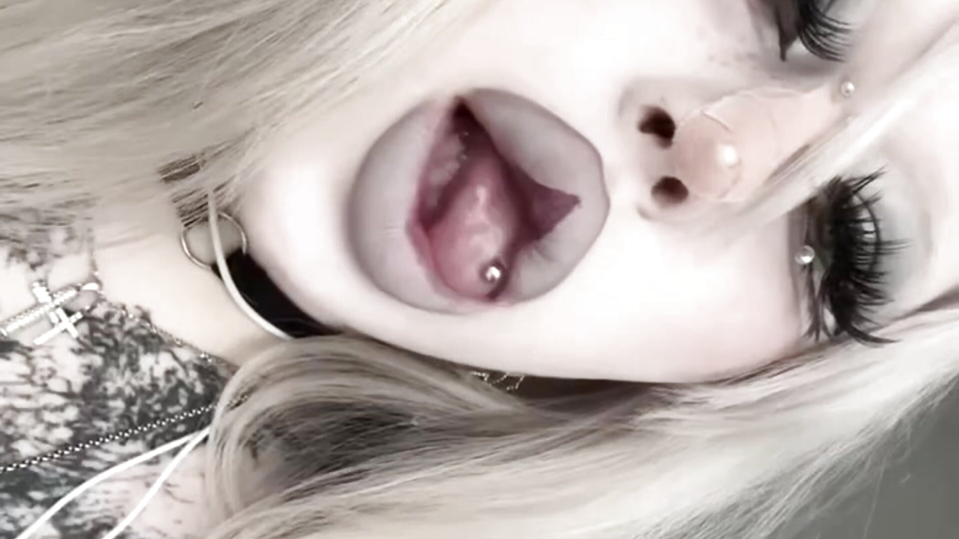 A Little Bit of Me – video od webkamerové modelky DanyelWiesner