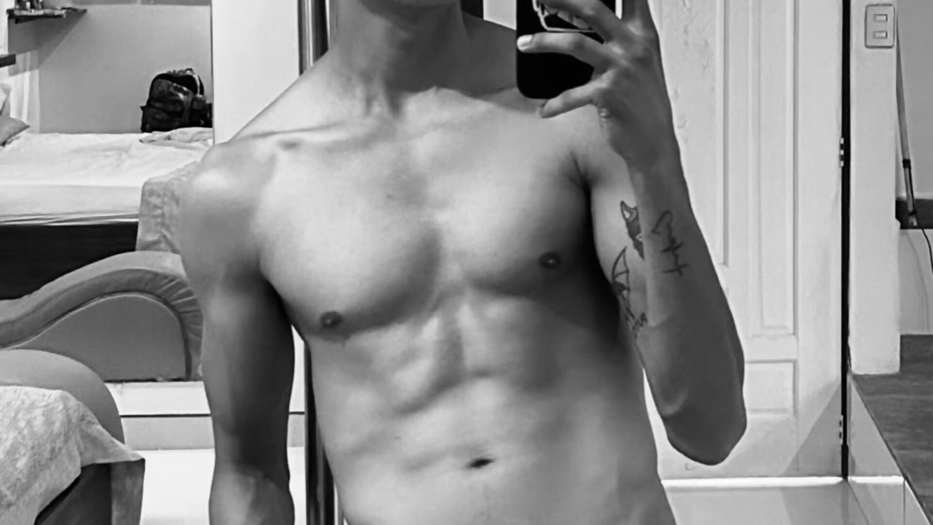 🙂‍↔️ - βίντεο μοντέλου Tyler1999