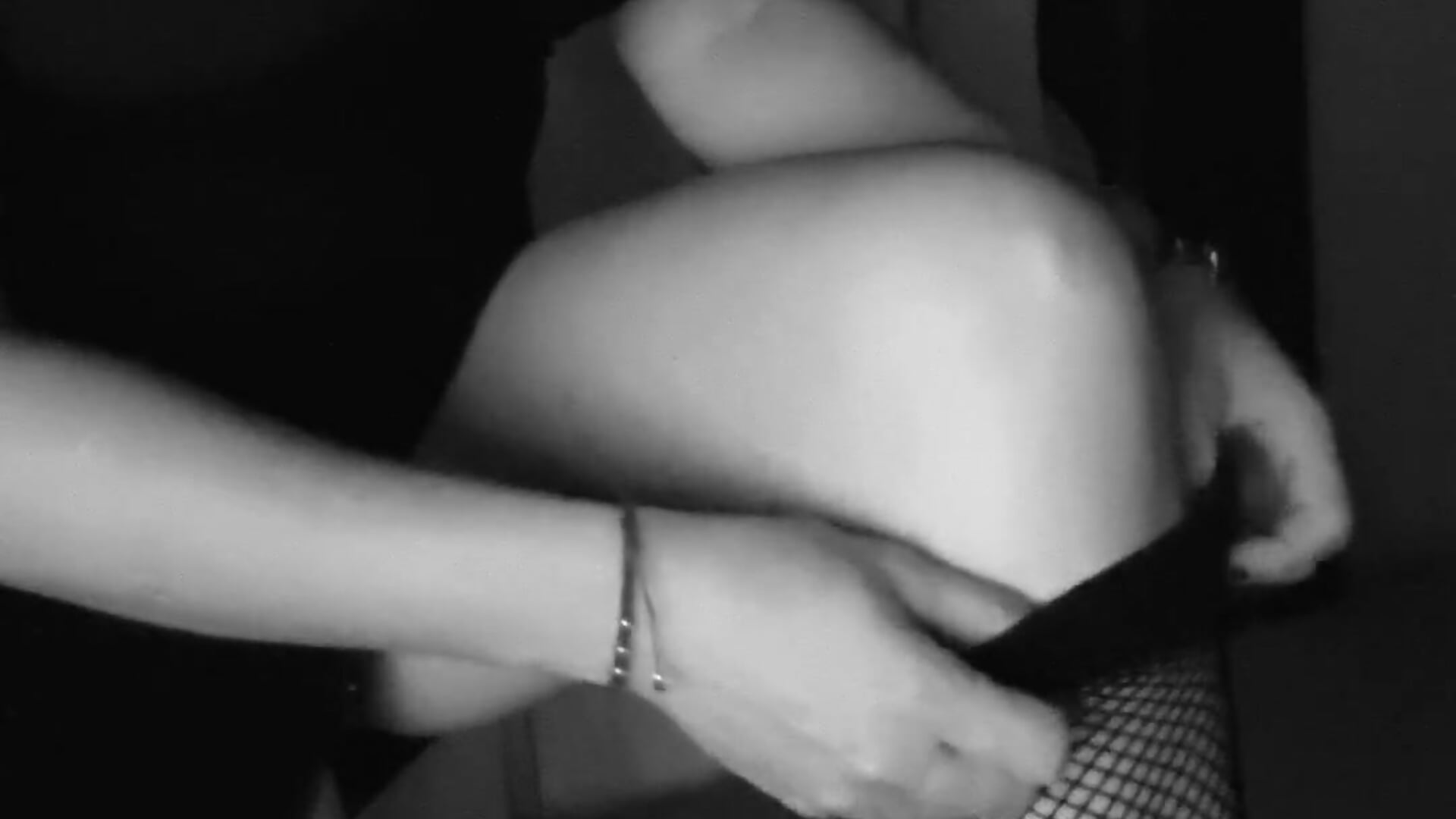 Taking off my stockings... Do you want more? 🖤👠 - vídeo de Luna_Vip modelo de câmara