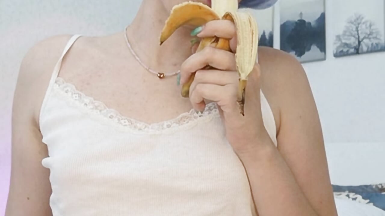 Hot licking banana - відео від вебкаммоделі CutieLolaBunny