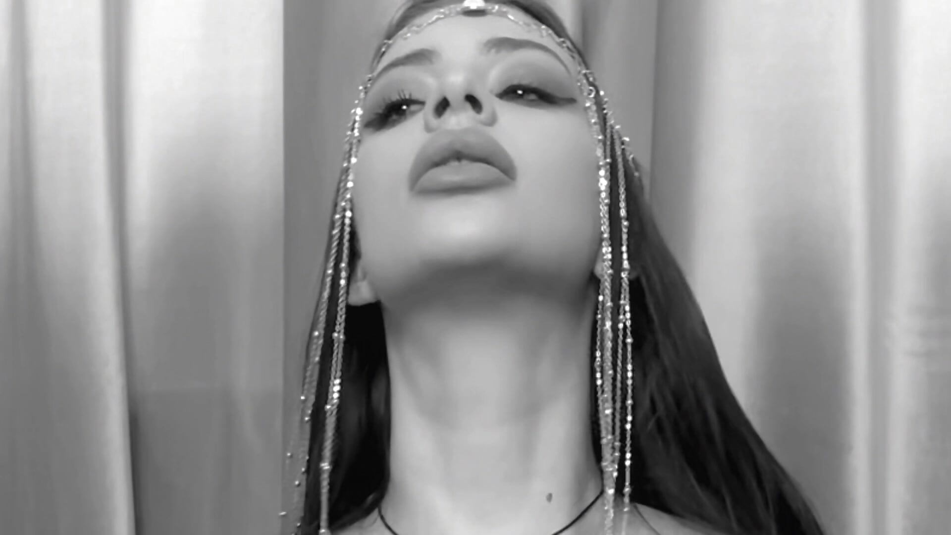 Black and white dance almost for free - video by elizabell_rouge cam model