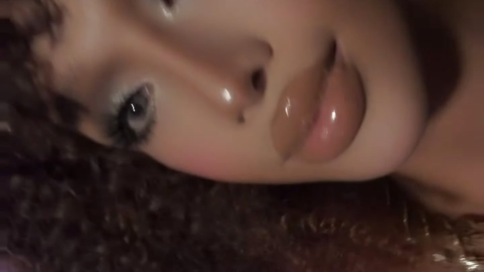 Kissesss💋 - vidéo du modèle de showcams DominusErotica