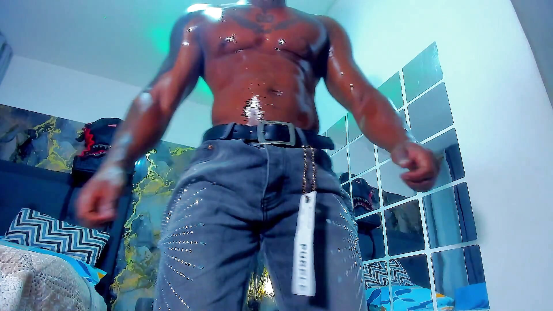 Flex muscles – video modela na kameri Ethancolt