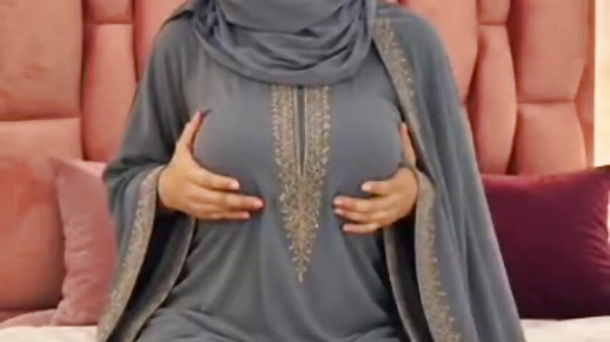 ✨ “A desert secret has just arrived… do you dare to discover it?” 🕌🔥 - video van safiyah_ali cam-model