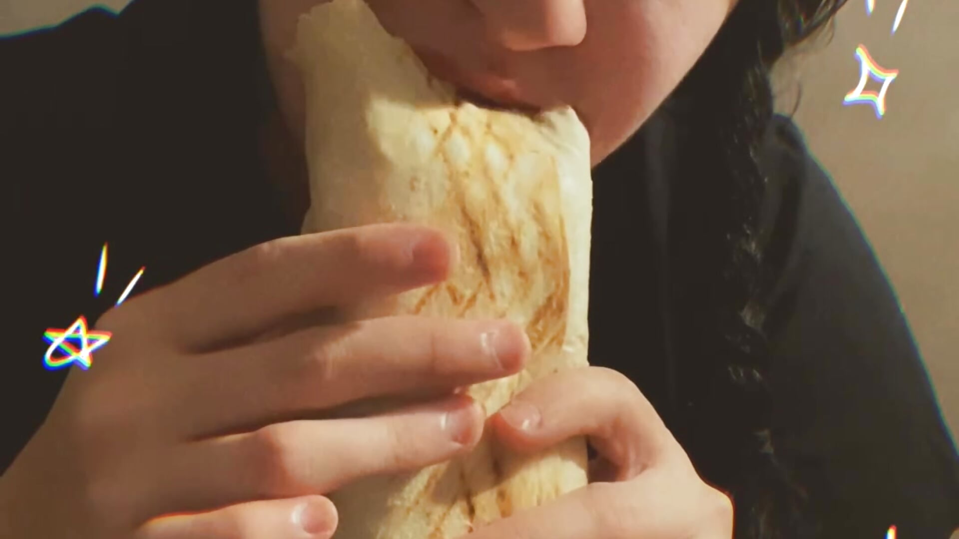 I eat shawarma deliciously - video di Lucy_Haall modella di cam