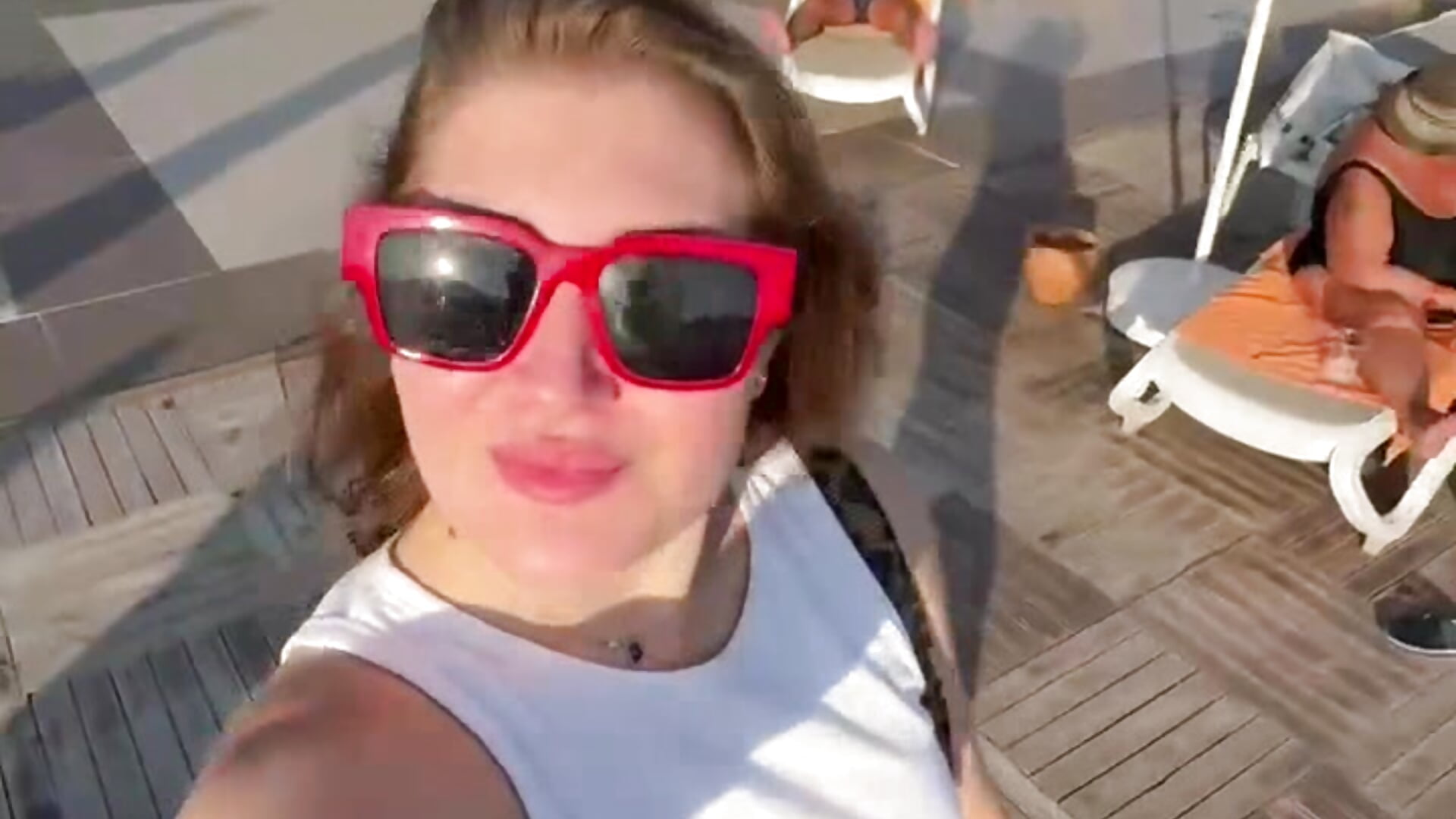 sunny pool day 🌴 - vídeo de la modelo de cam carrollina