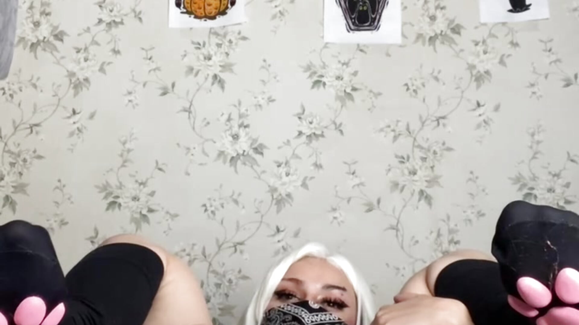 A girl wearing a mask is playing with her pussy with her fingers - kotik_meow 캠 모델의 동영상