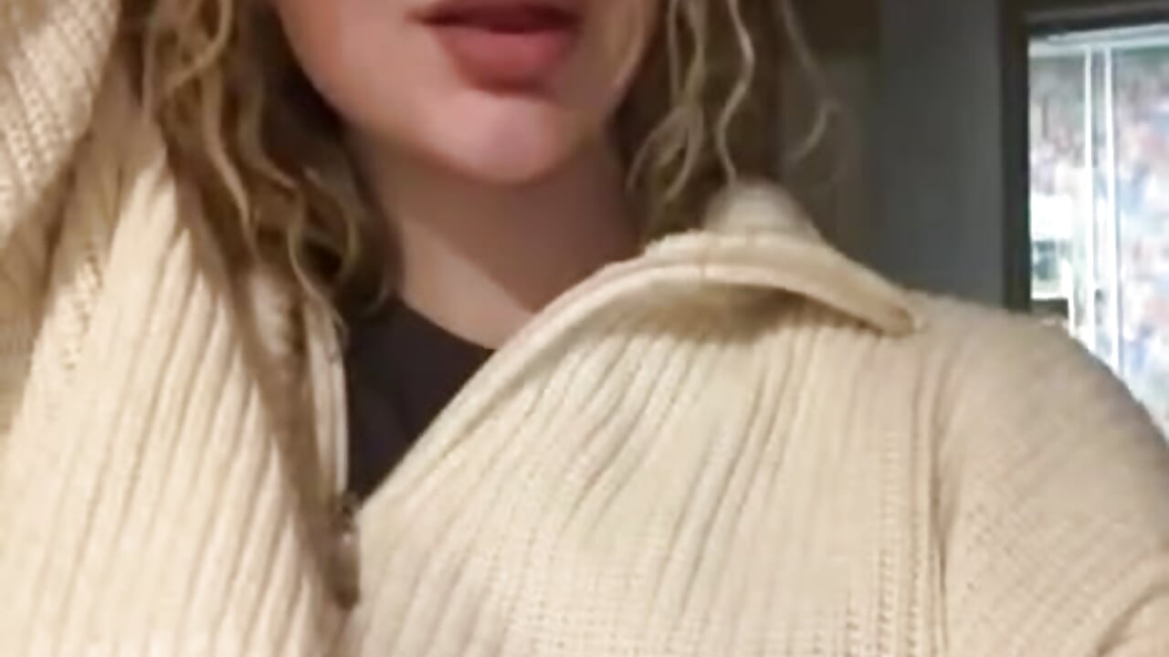 My outfit for a walk - clip cu FayeSeiple model videochat