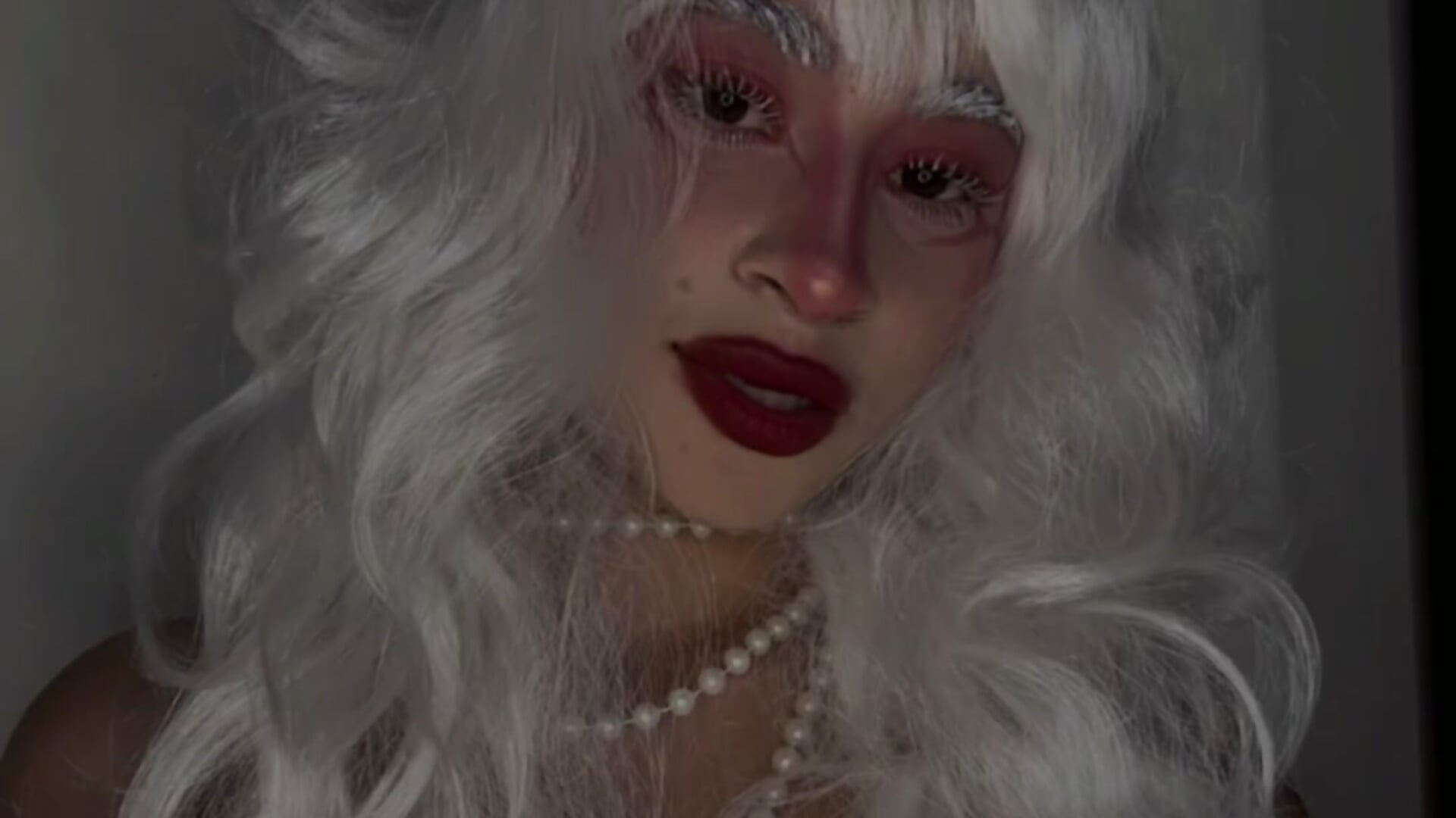 Sweet as sin, cold as ice 🤍 – video af Milah_secret