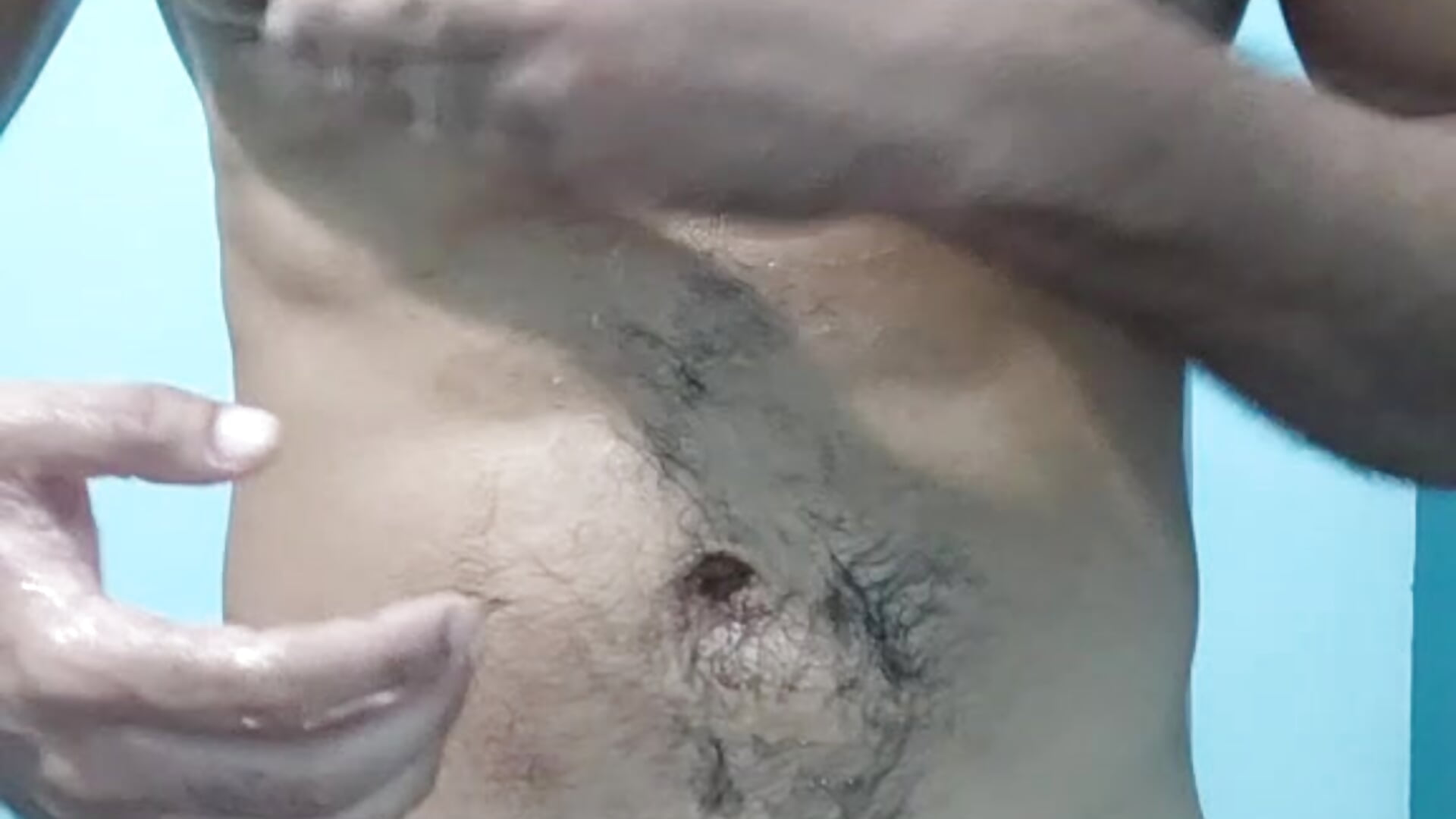 Semen on my chest 💦💦 - vidéo du modèle de showcams amine71
