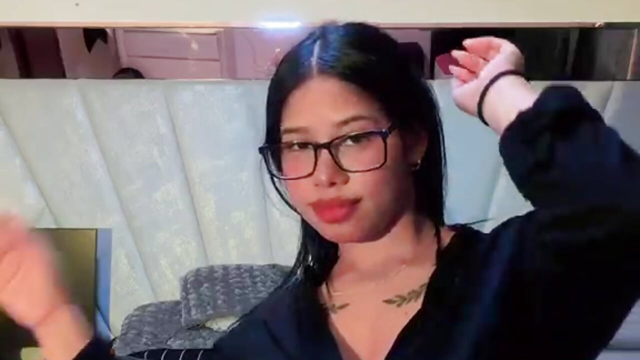 A CUTE BRUNETTE 🤎