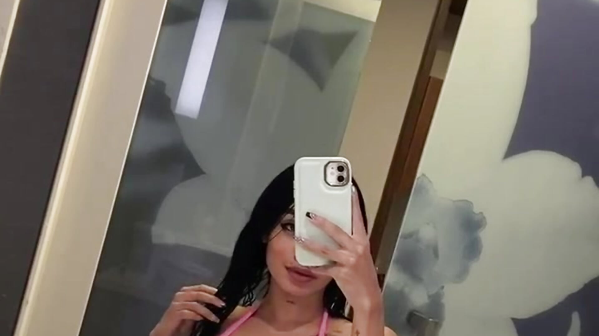 Want to go for a quick swim?😏 – video od webkamerové modelky Miaa_Monroe1