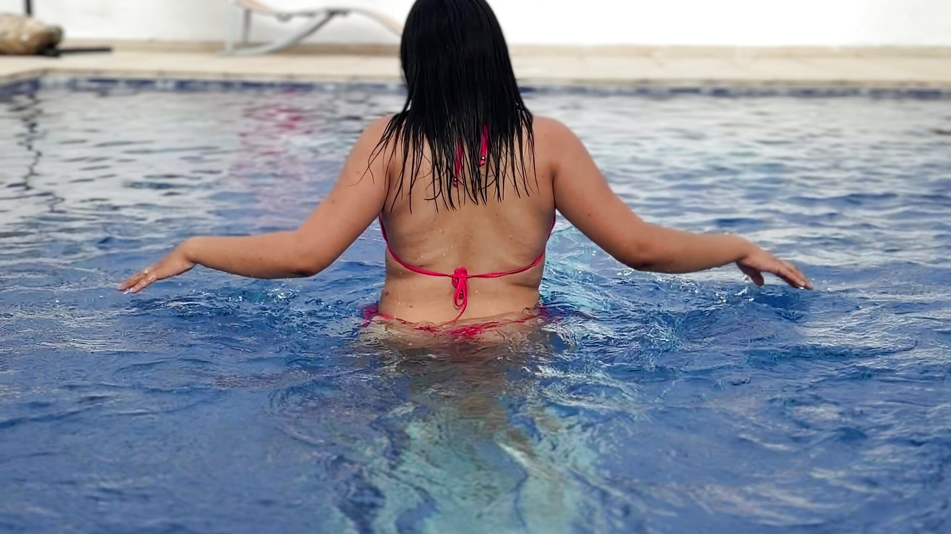 Your sexy girl by the pool - vidéo du modèle de showcams TalianaHerrera