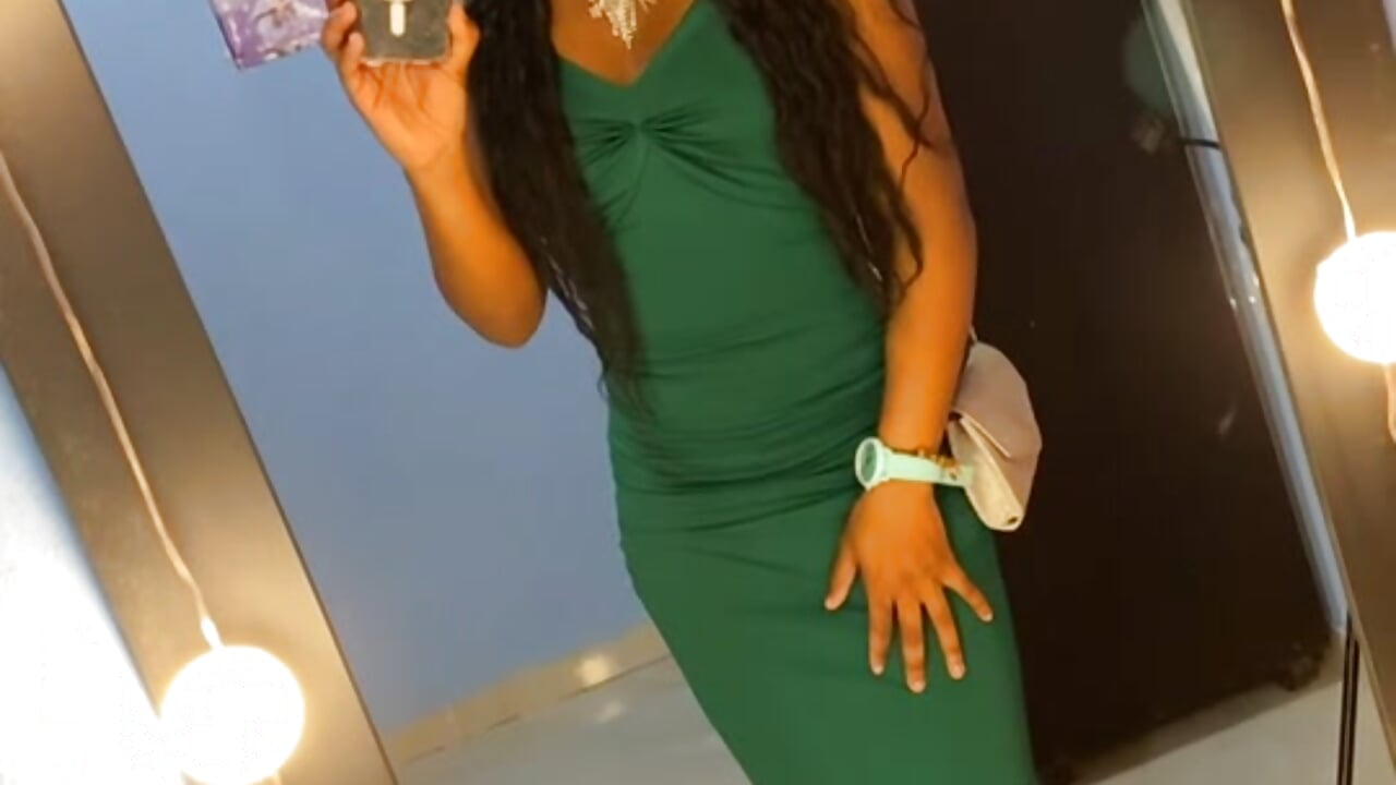 Dressed in green and feeling extra confident tonight 💚✨ Did I get your attention? 😉 - Vídeo de yara_rose, modelo de vídeos