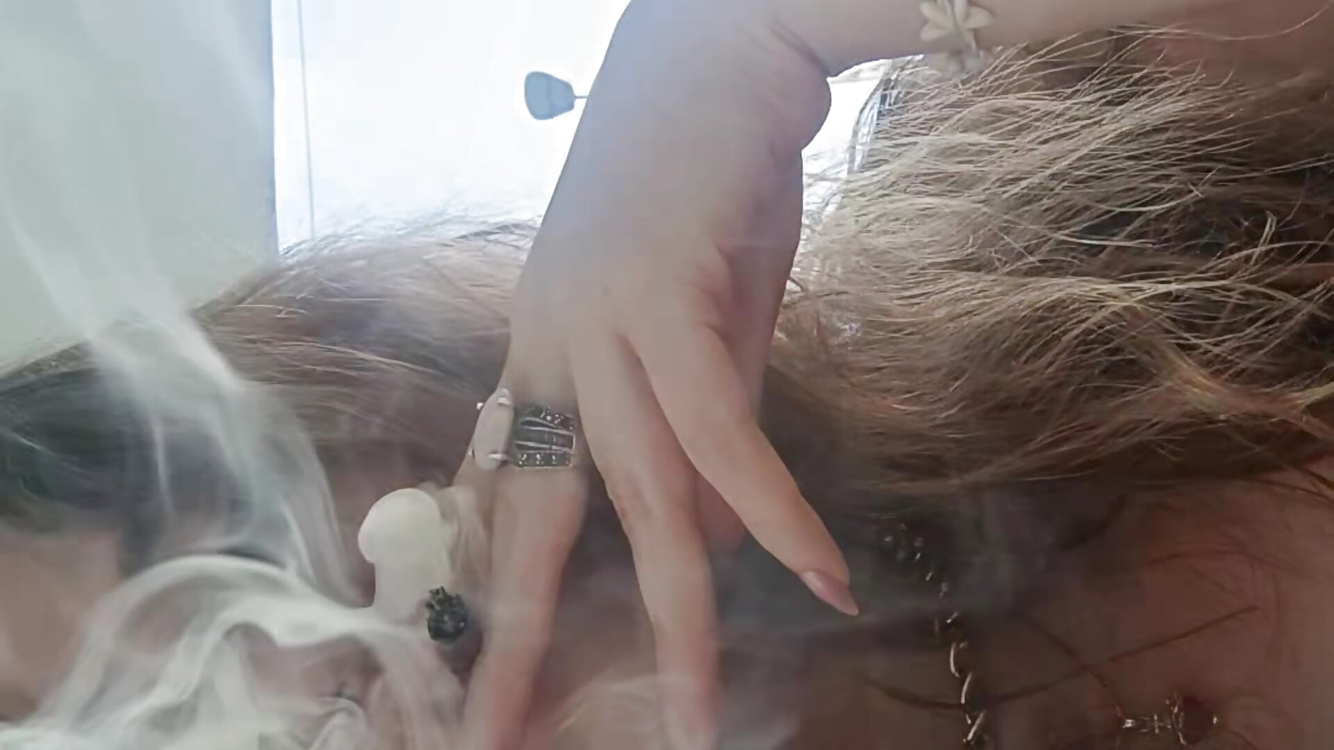 Goddesses like to smoke while simps serve us. - Video von Victoria_Frostt Cam-Model