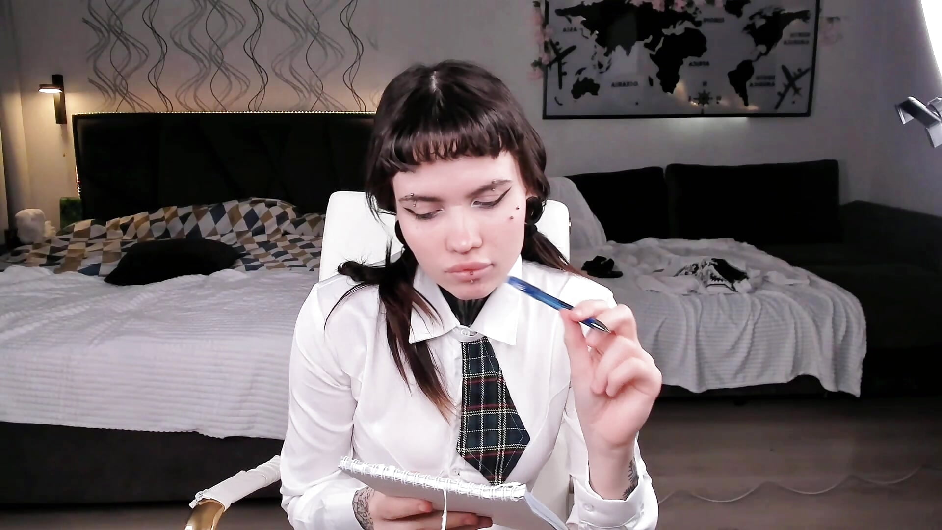 writing my notes down ✒️ – video od webkamerové modelky Layla_Lotus