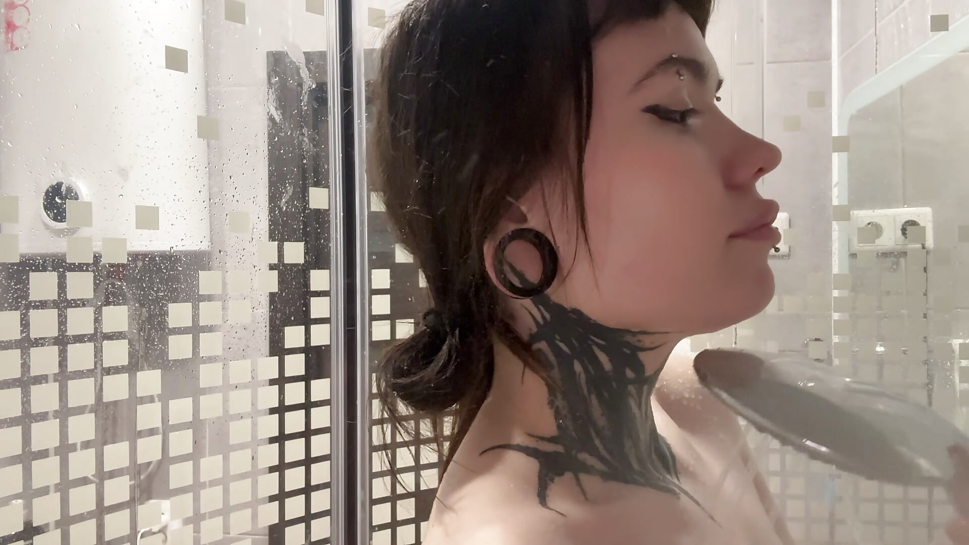 washing the day off - Layla_Lotus adlı kamera modelinin videosu