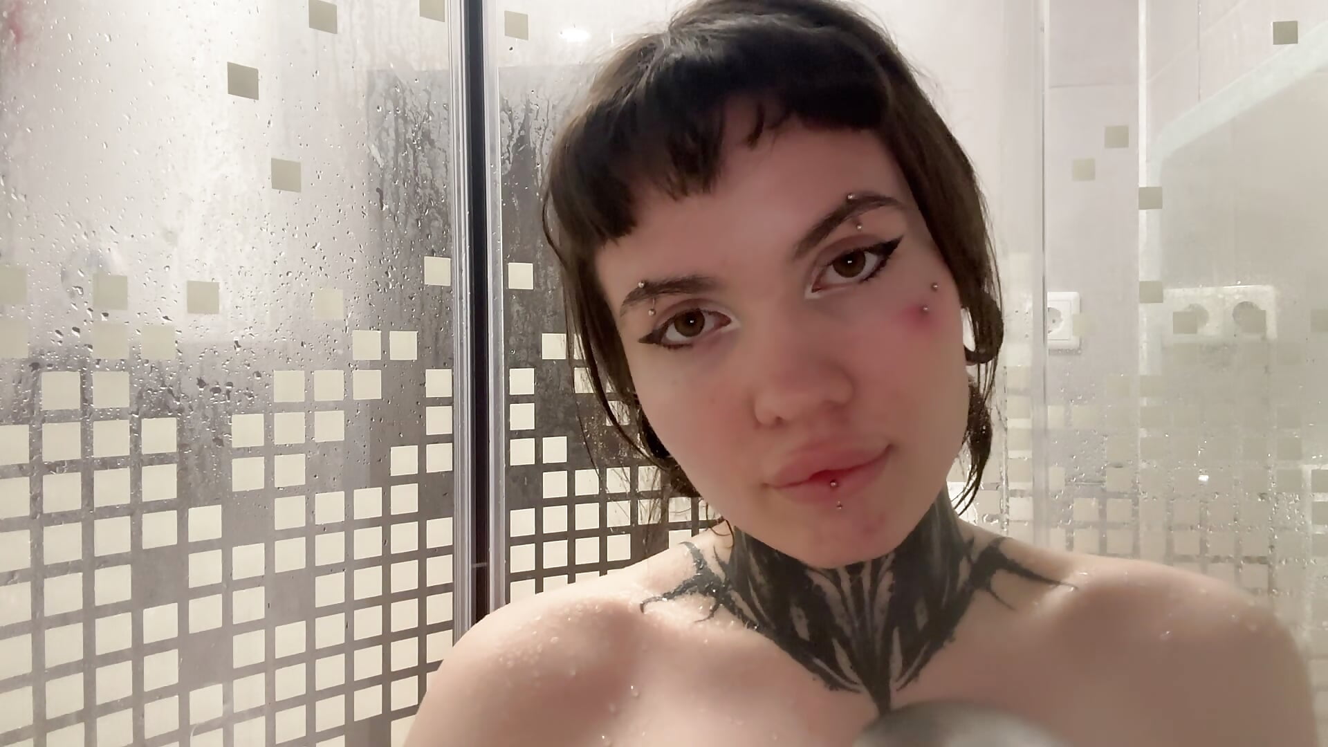 washing the day off - video di Layla_Lotus modella di cam