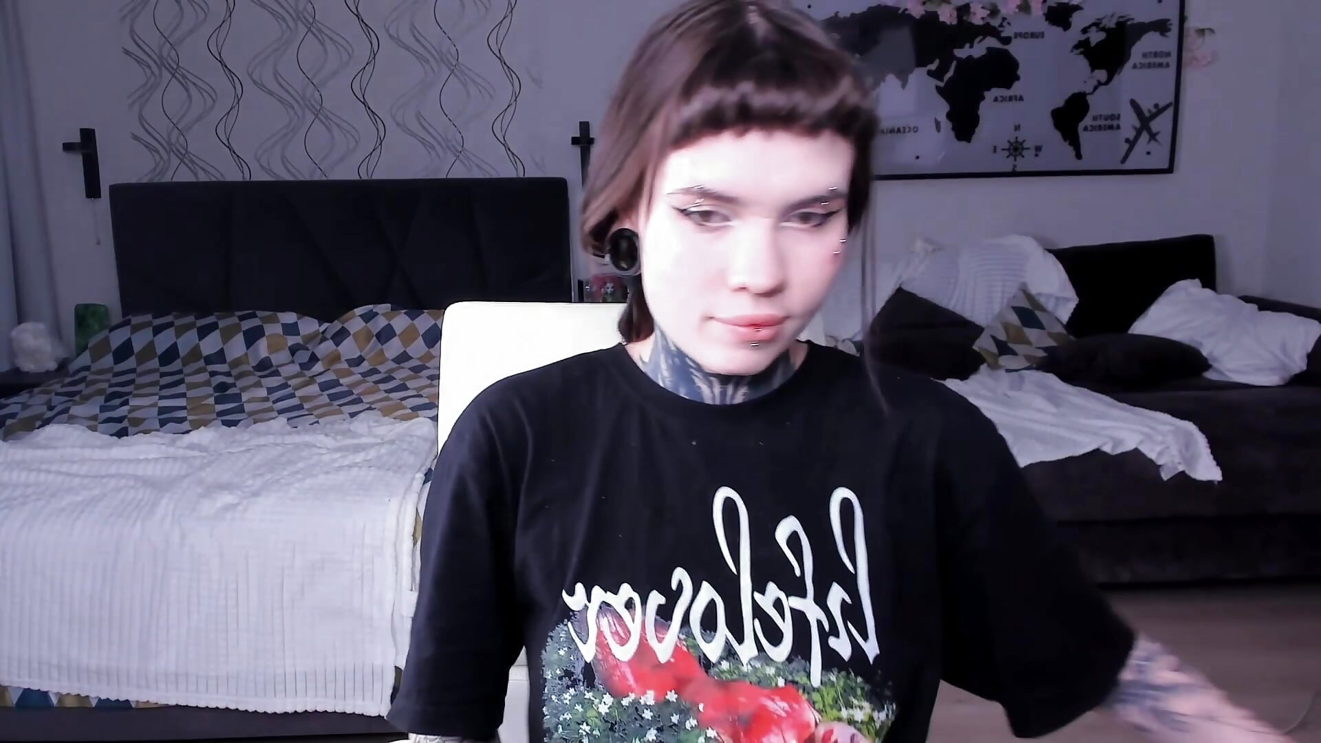 getting undressed after my cinema shift - video Layla_Lotus kameramallilta