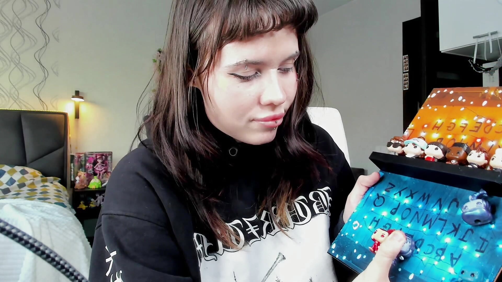 making my stranger things frame <3 - video av Layla_Lotus cam-modell