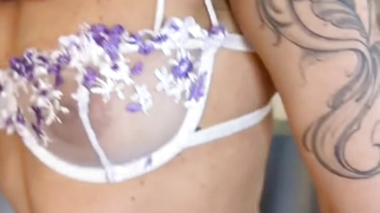 My slender body is a canvas for art.– lena_Branch kameramodell videója