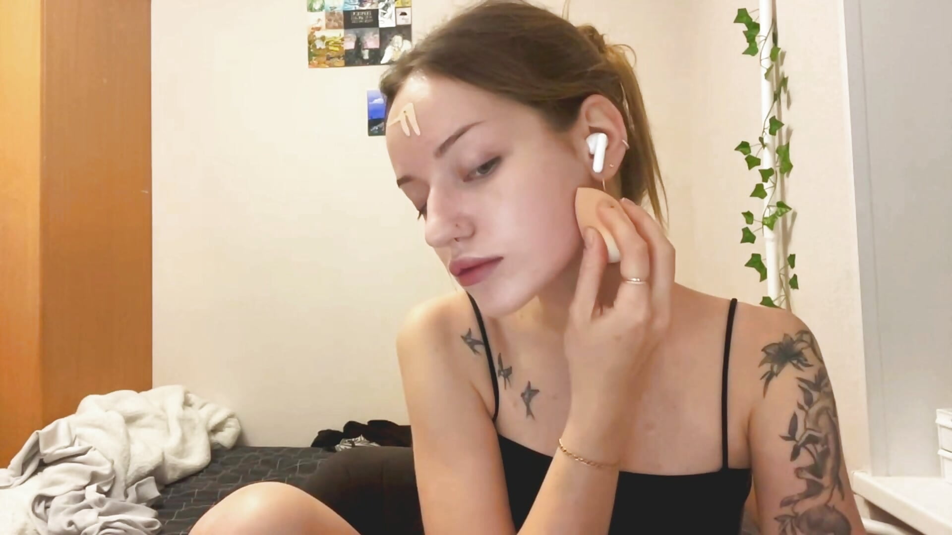 :) — filmik saykilife, modela(-lki) na kamerkach