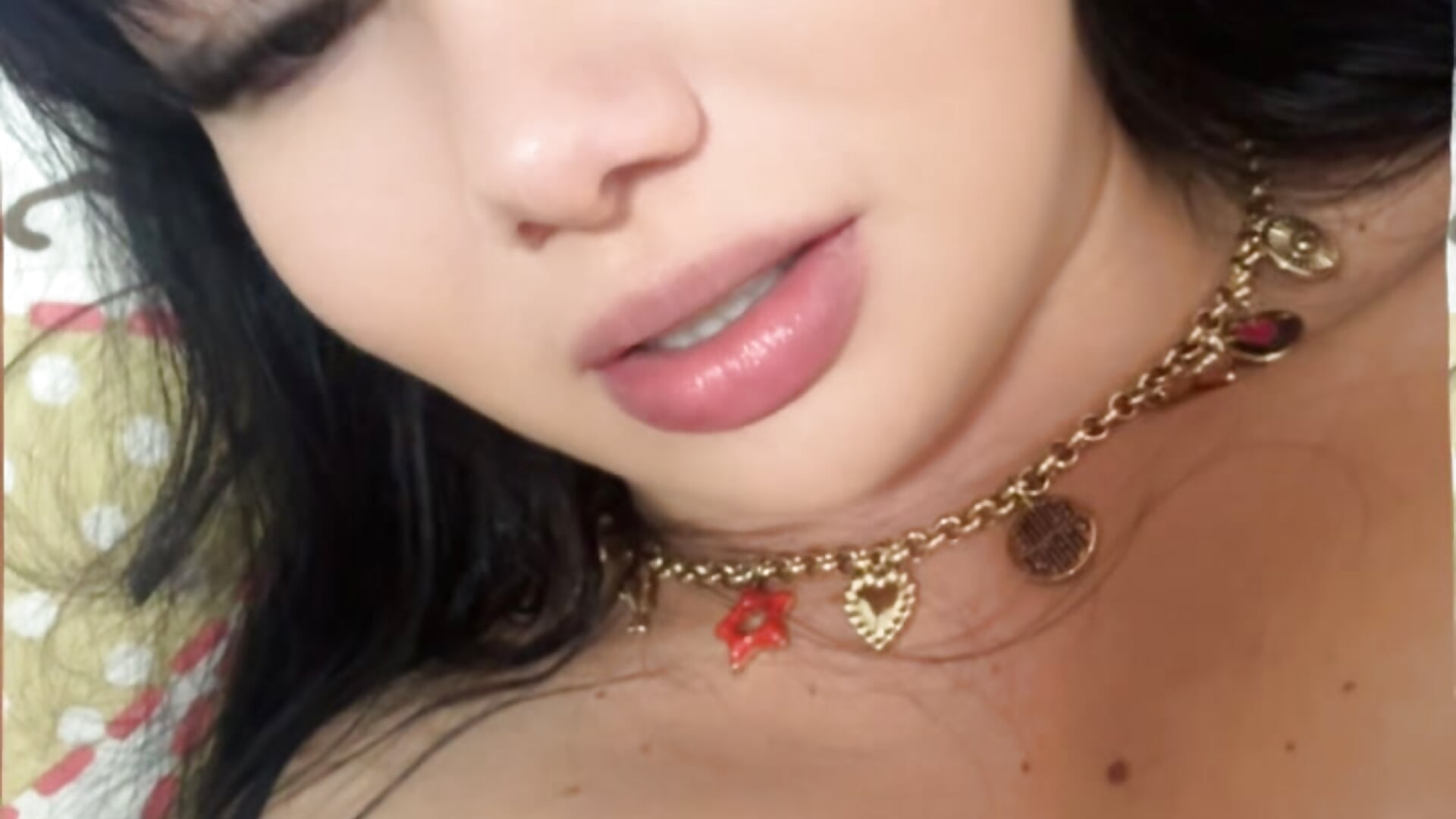Escupidita de tetas - video oleh model kamera Hey_Cata