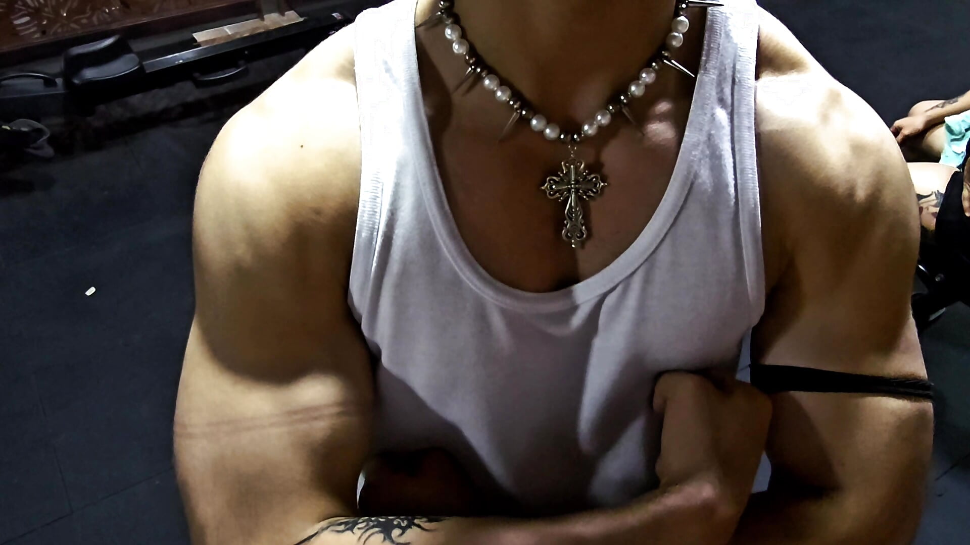 Flexing muscles. 💪🏻 - vídeo de EngJayx modelo de câmara