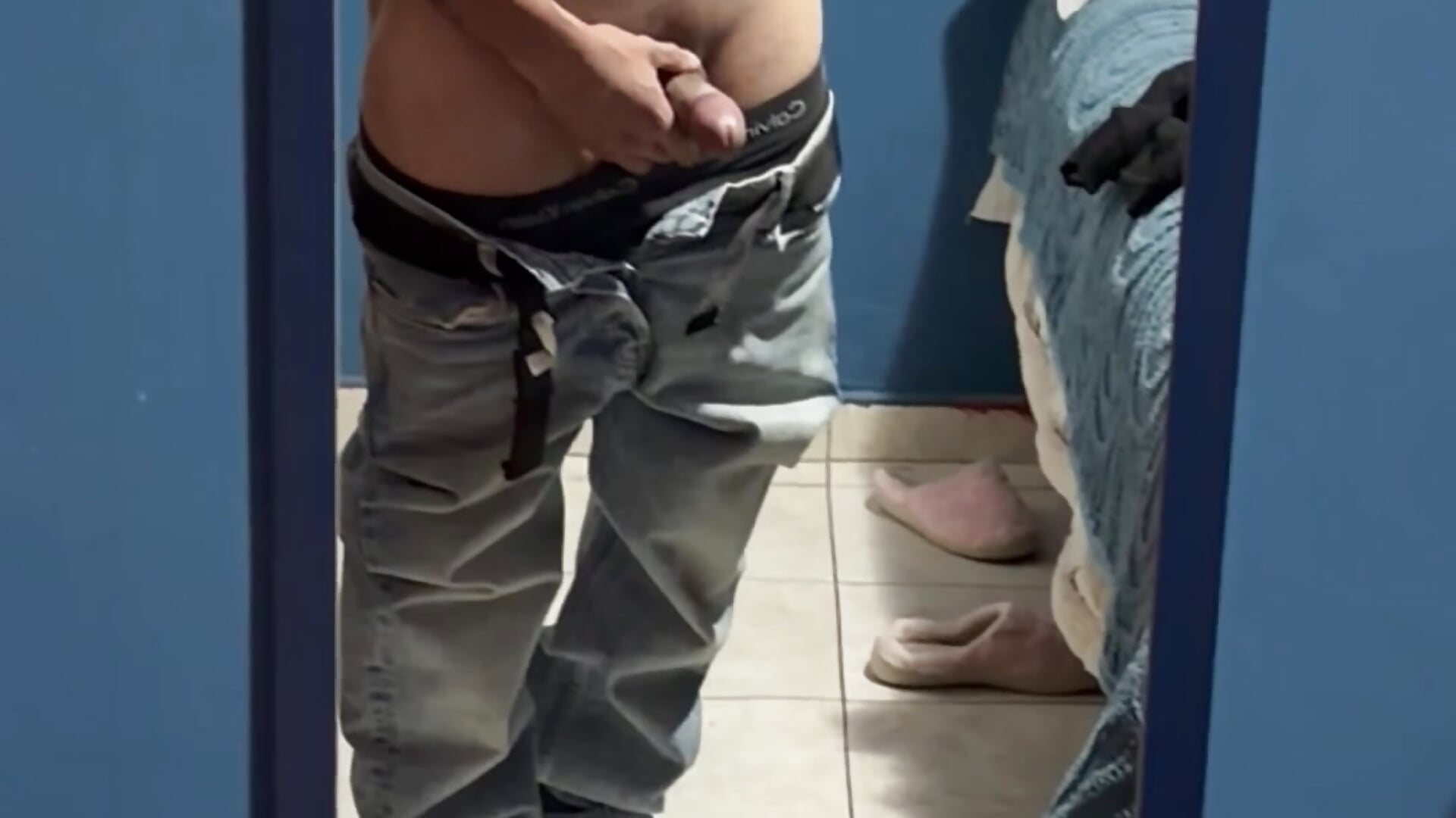 Mostrando toda la verga frente al espejo - video by PijaconMilk cam model