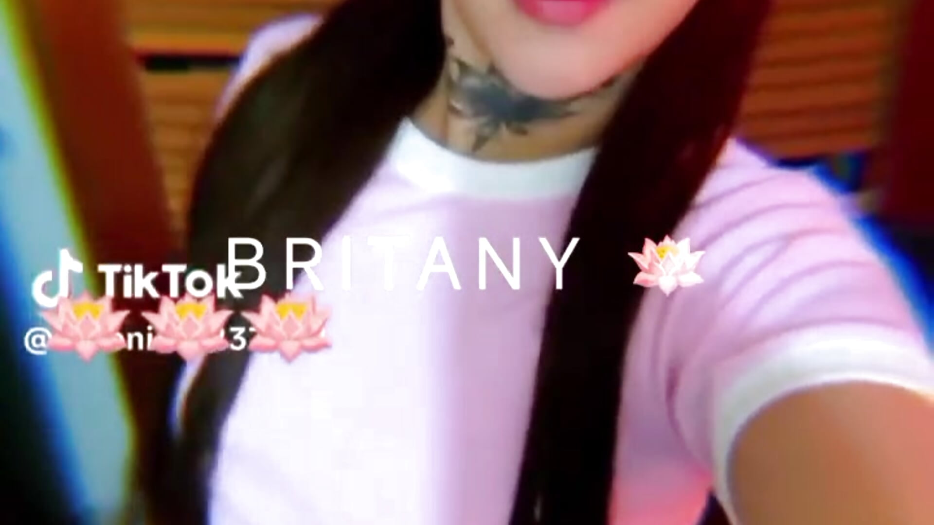 En mi pieza🪷🫶🏻🫠 — filmik Brittanylove18, modela(-lki) na kamerkach