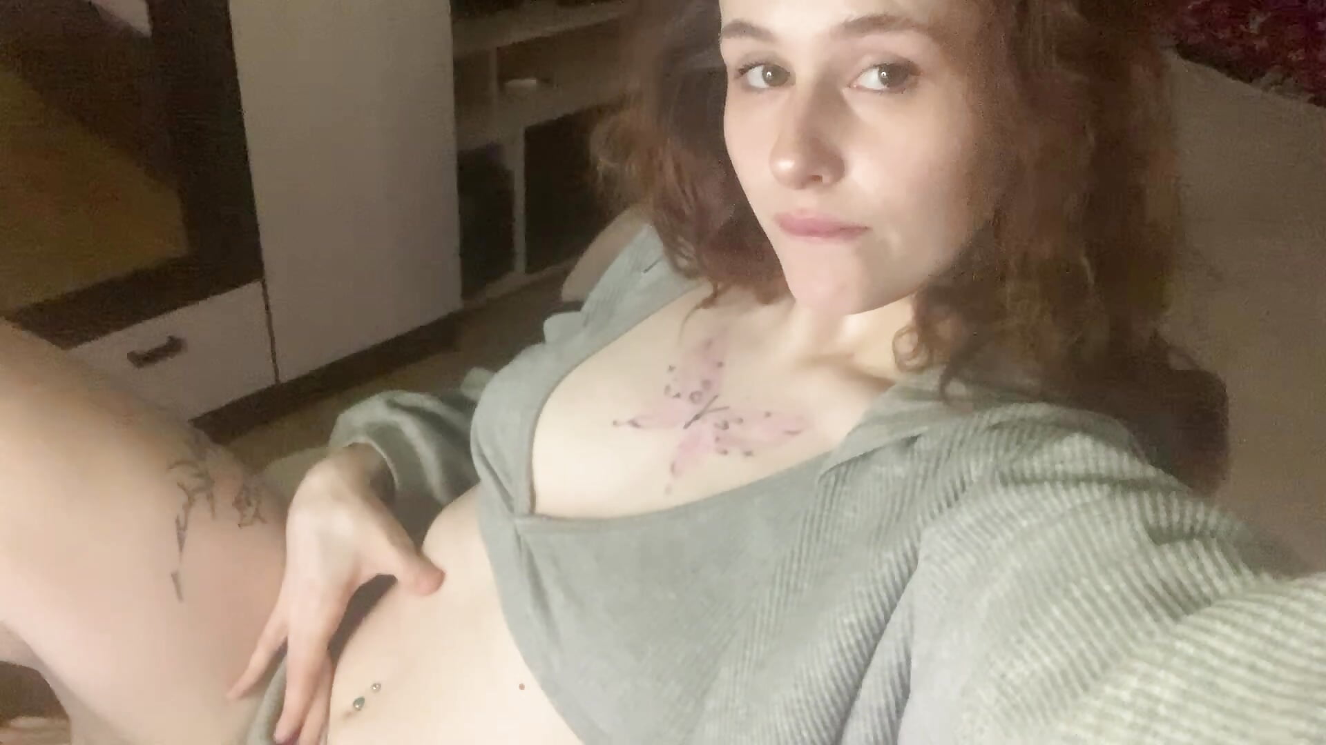 Lick my pierced belly – video af MilaniaElin cam-model
