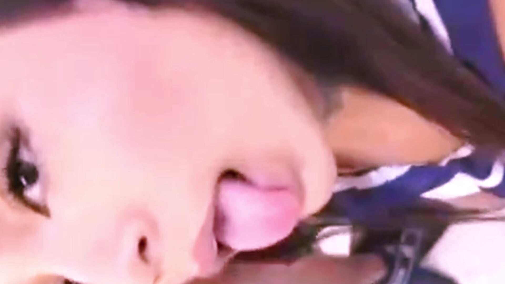 horny tattooed woman sucking cock passionately - video oleh model kamera JessieLiun