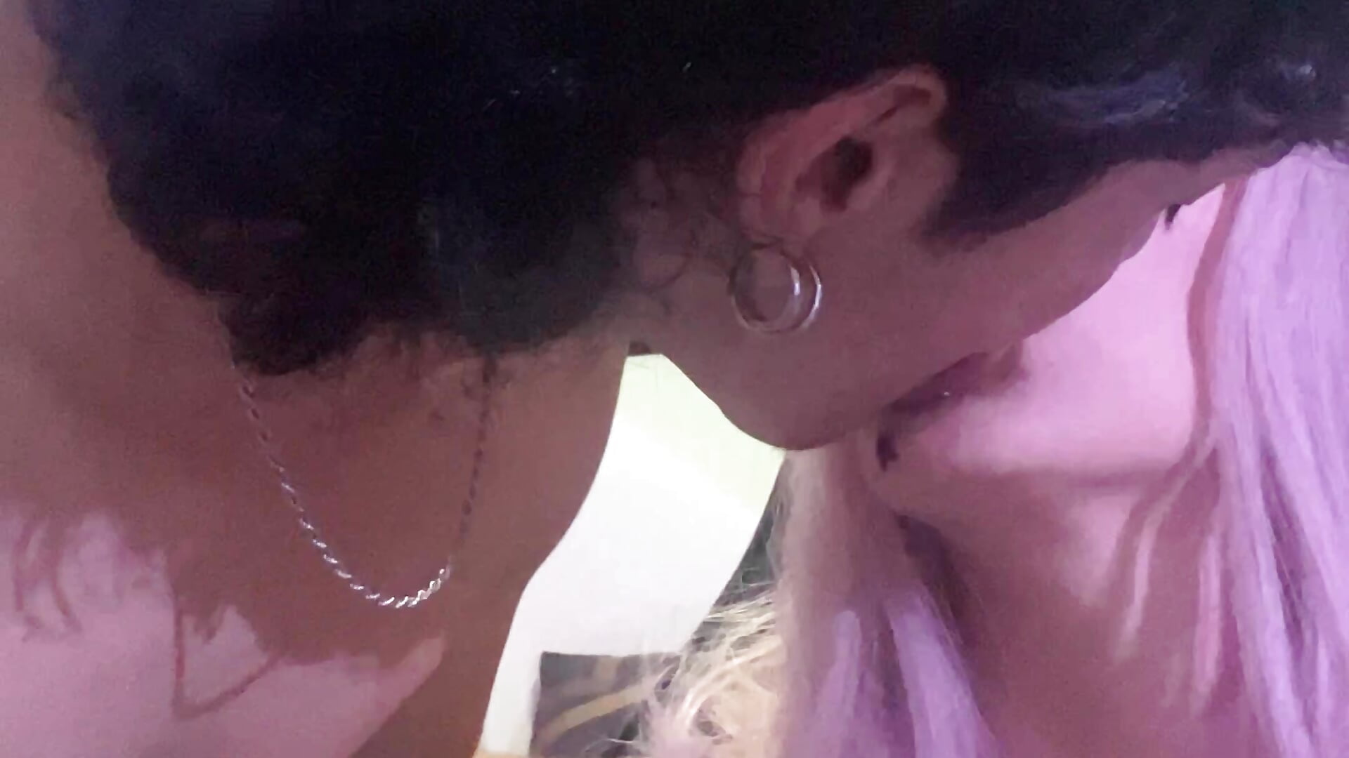 Kiss🤭 - video oleh model kamera TwoOFus69