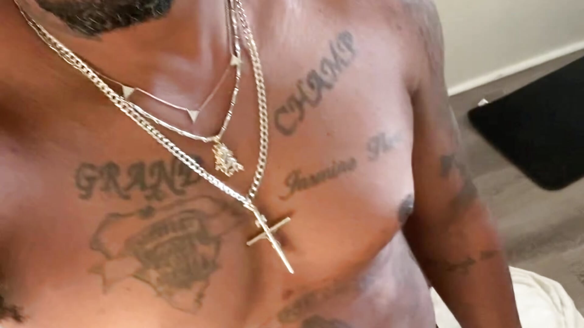 Tatted up – video modela na kameri BigDaddyDy