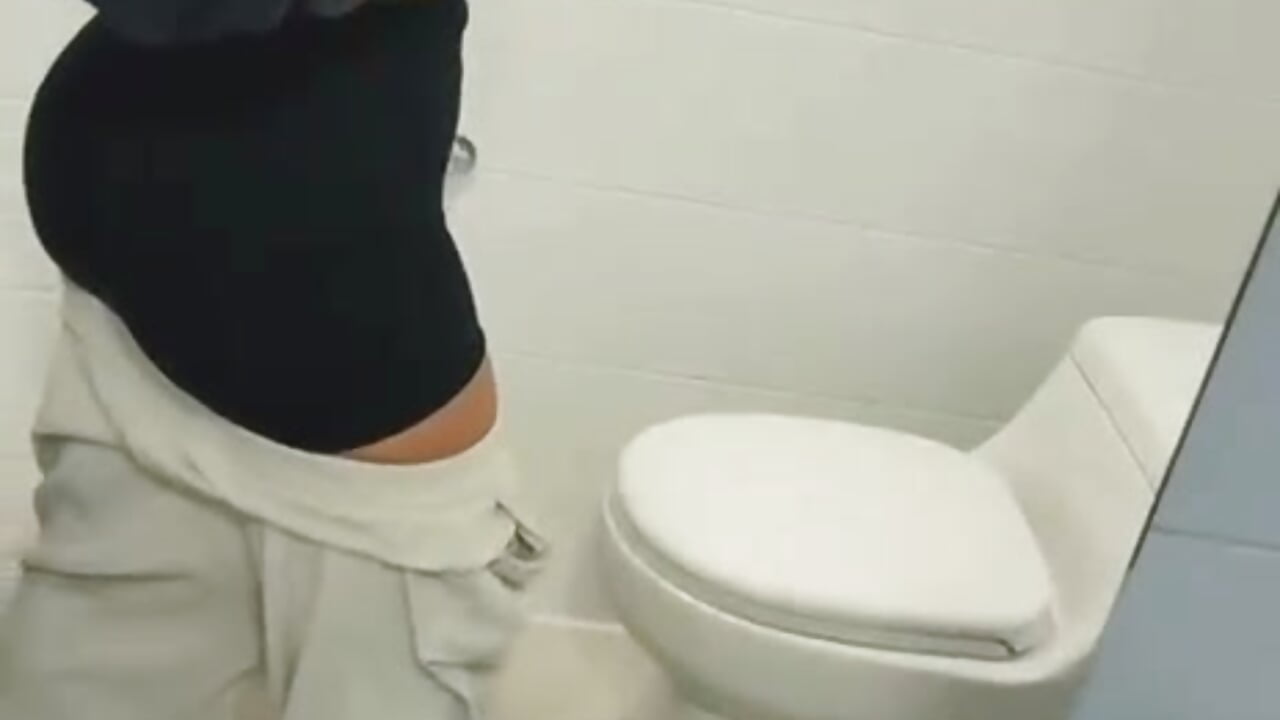 In the gym bathroom - vídeo de emmygrant_ modelo de câmara