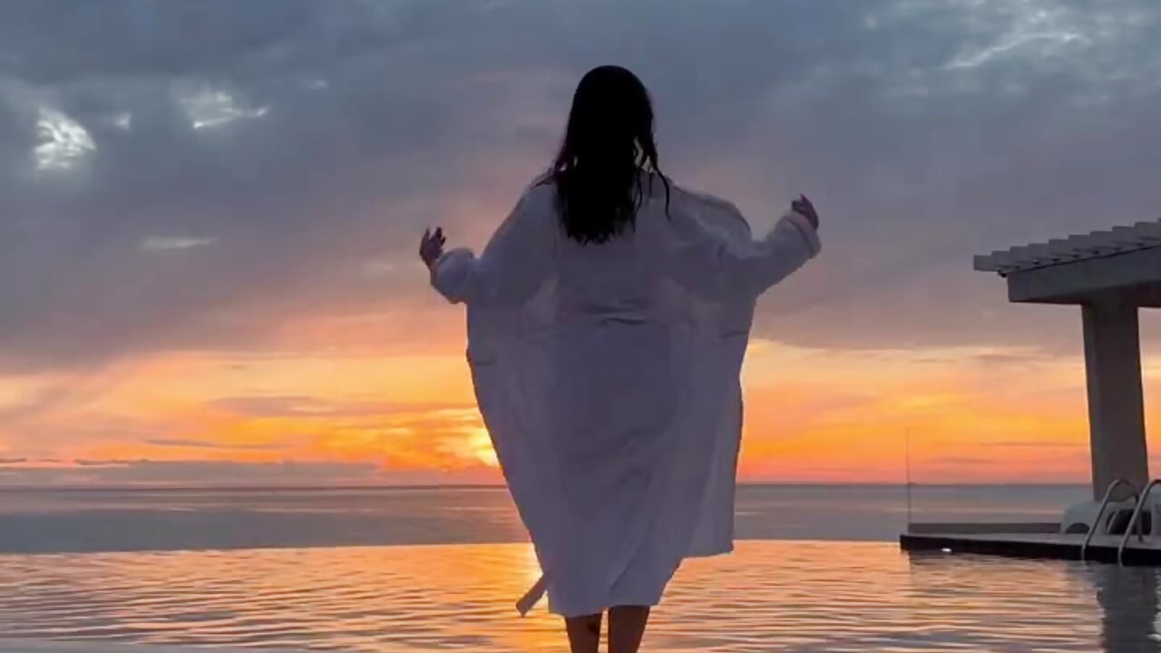 I watch the sunset by the pool - video av ElnaBye cam model