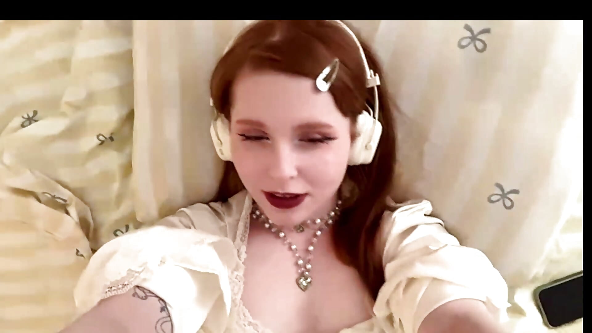 😽Cutie me on bed😽 – video od webkamerové modelky RenitaSpar