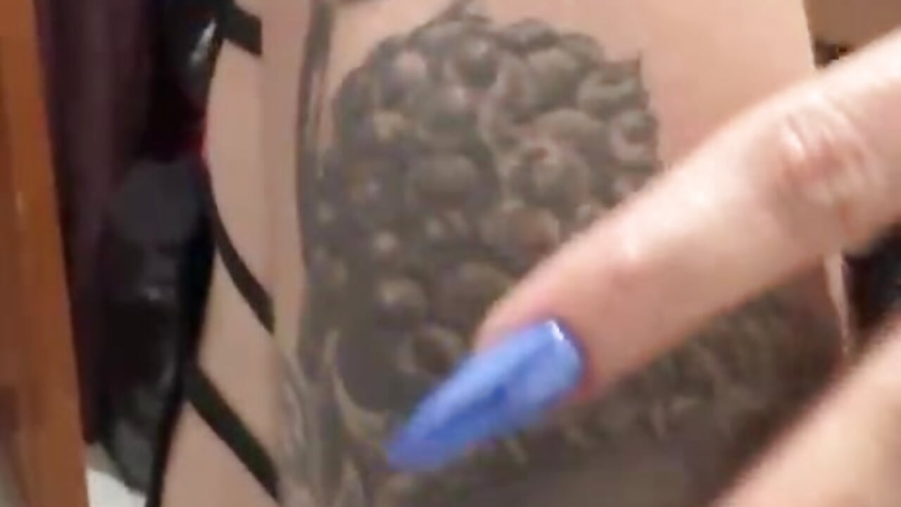 😈 Tattooed, bold, and unforgettable. 🥵 - video od modelky/modela _juliethcruz_