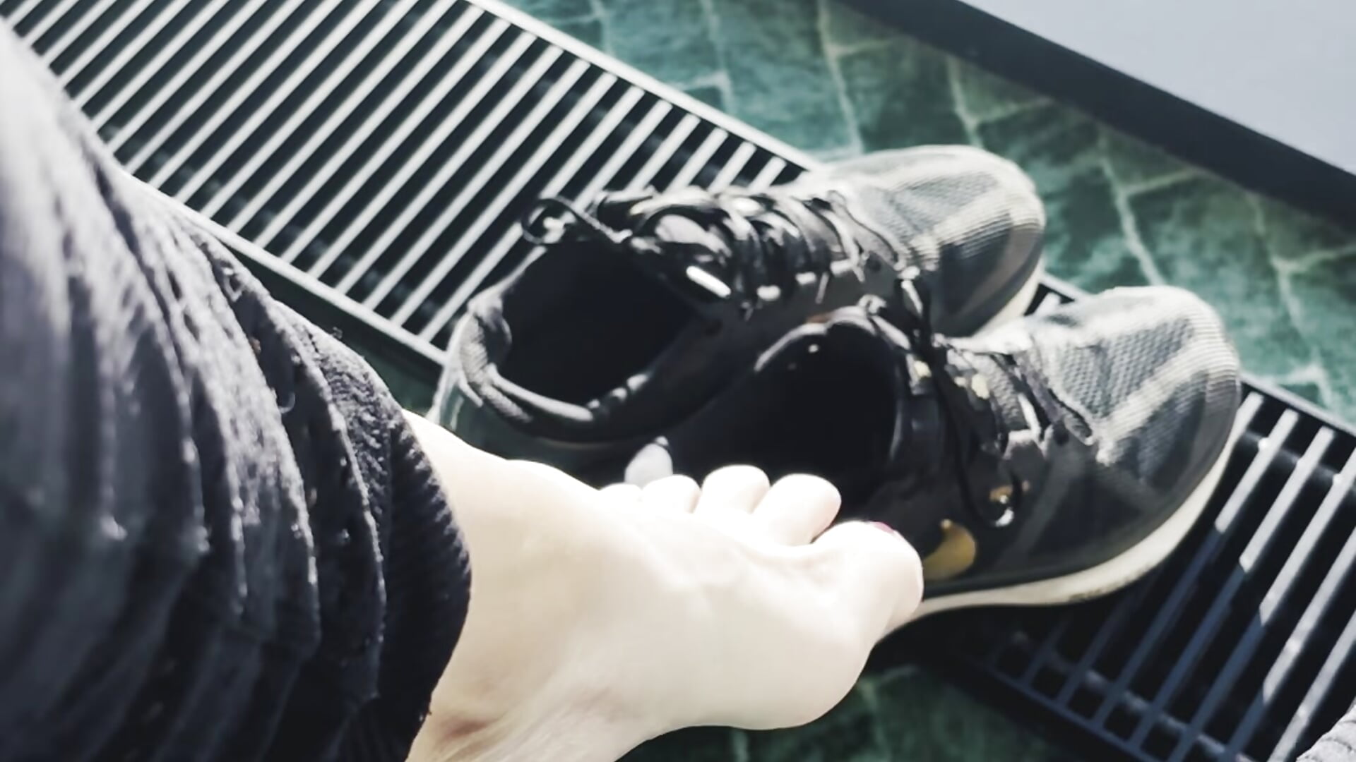 Kicking of my sneakers whenever I get the chance. Who would want to hide these beautiful feet… 😇 - відео від вебкаммоделі Missnaughtyfeet