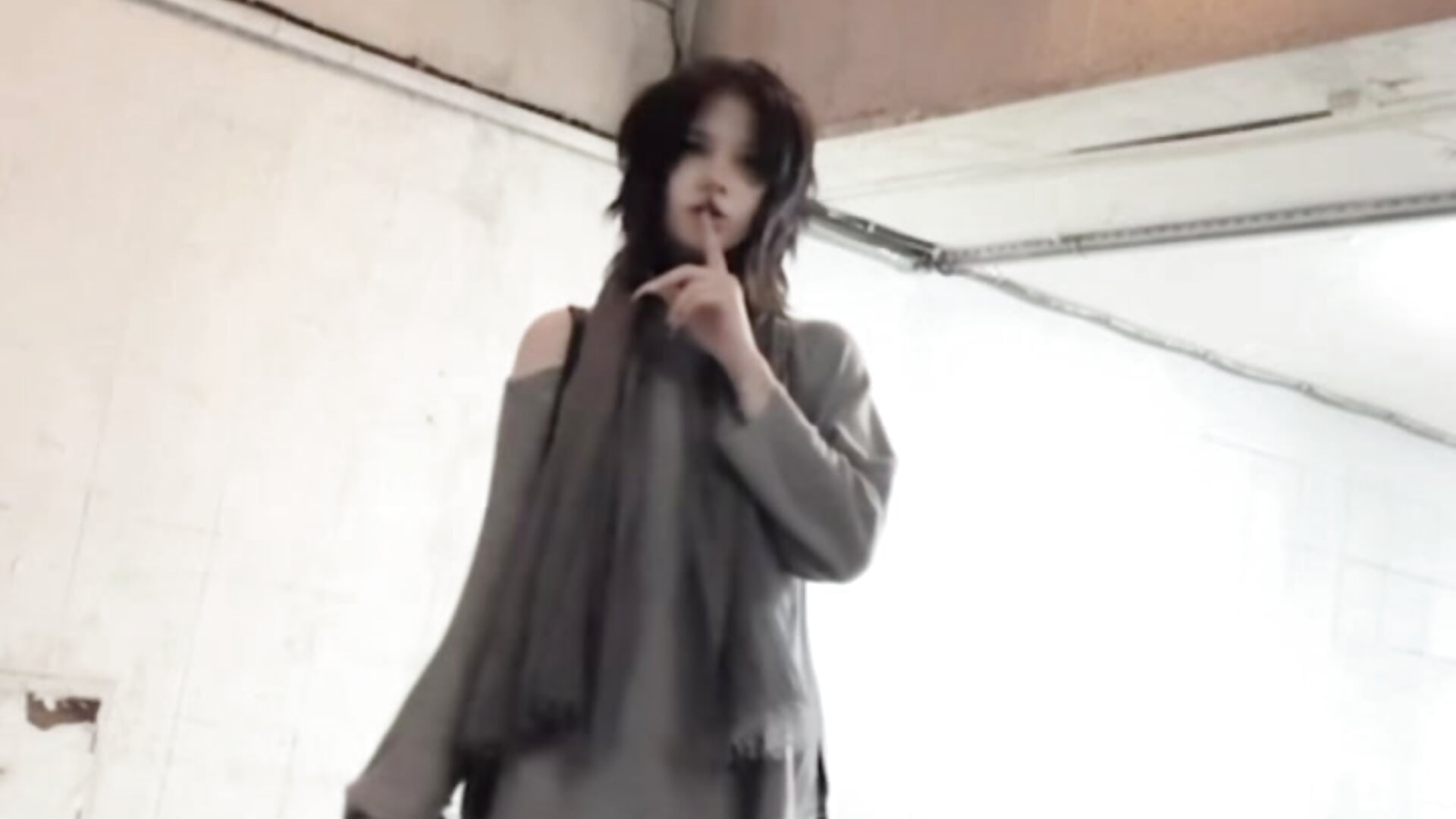 Tshhh – video modela na kameri HollieMadrueno