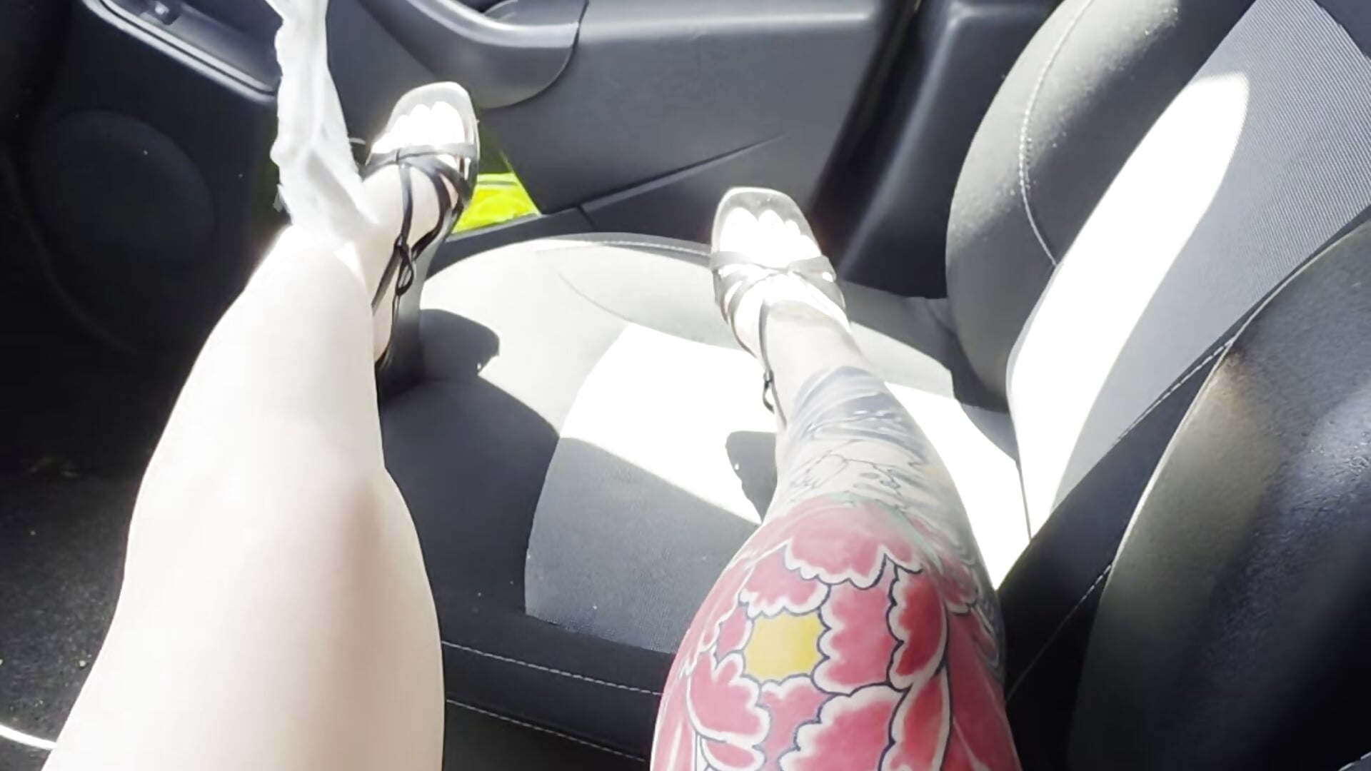 Se mettre a l'aise en voiture - video by LindienneTatouee cam model