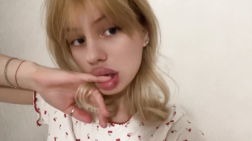 My First Lipcync 📷 - vídeo de SweetieMila modelo de câmara