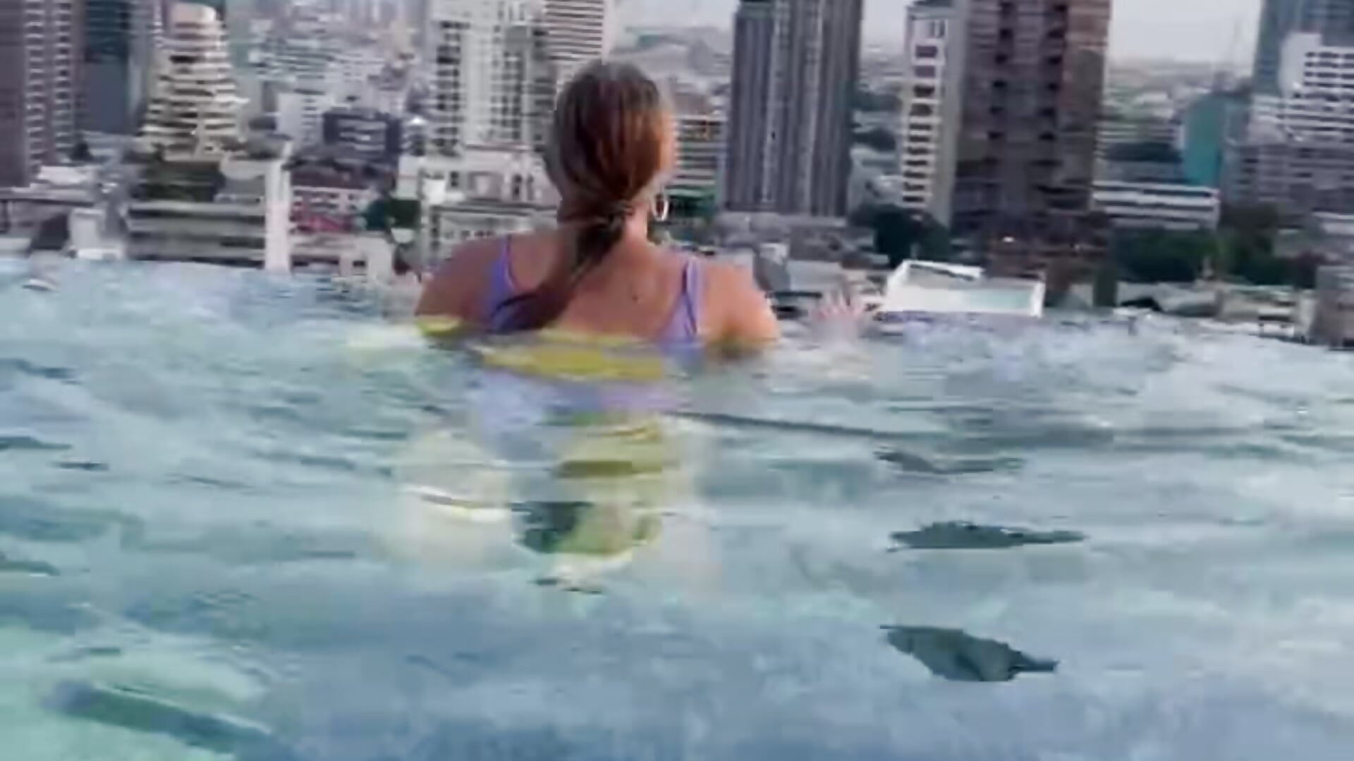 Relaxing by the pool - video GrewSeason kameramallilta