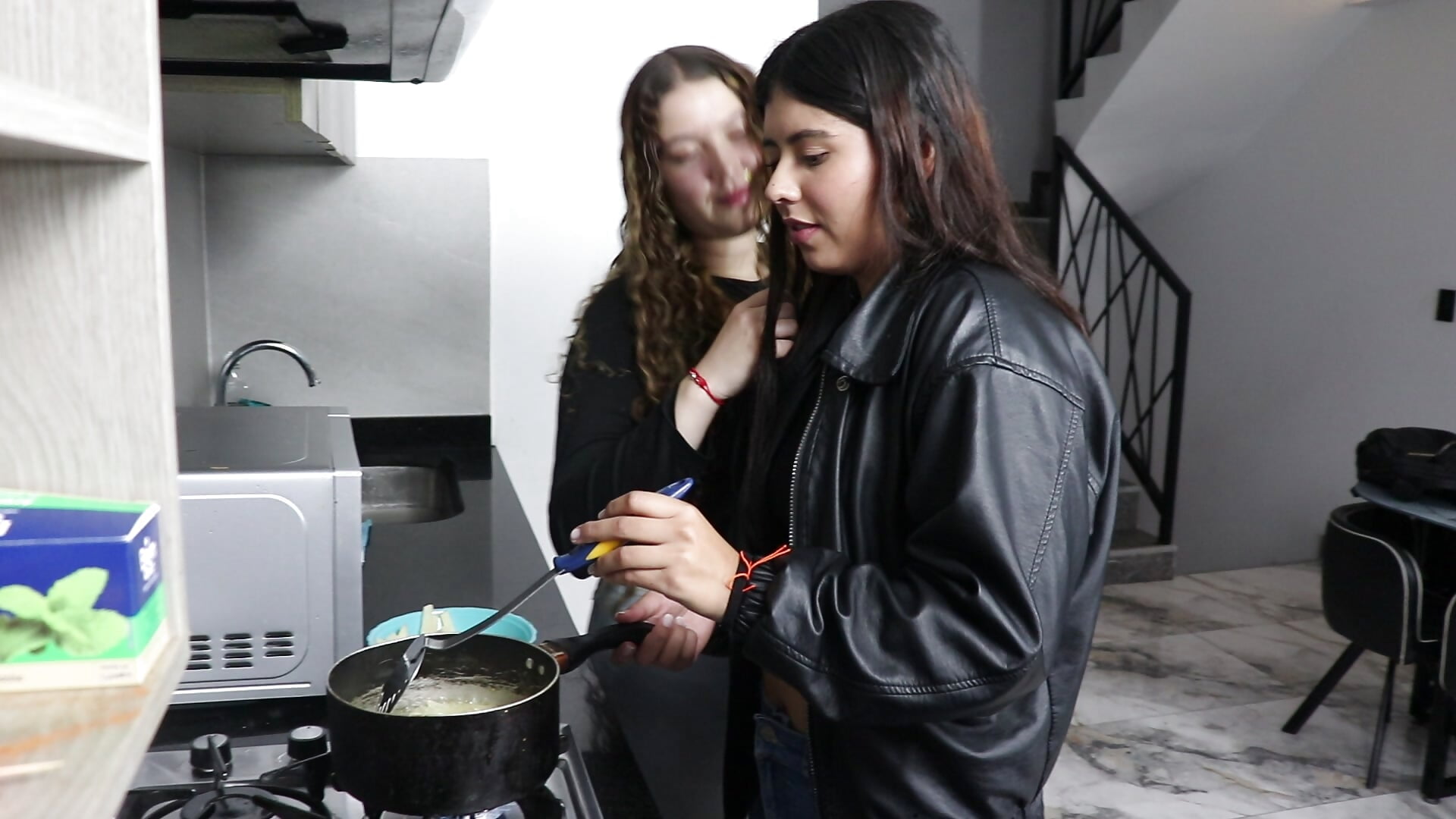 in the kitchen - video di Emily_blossom_ modella di cam